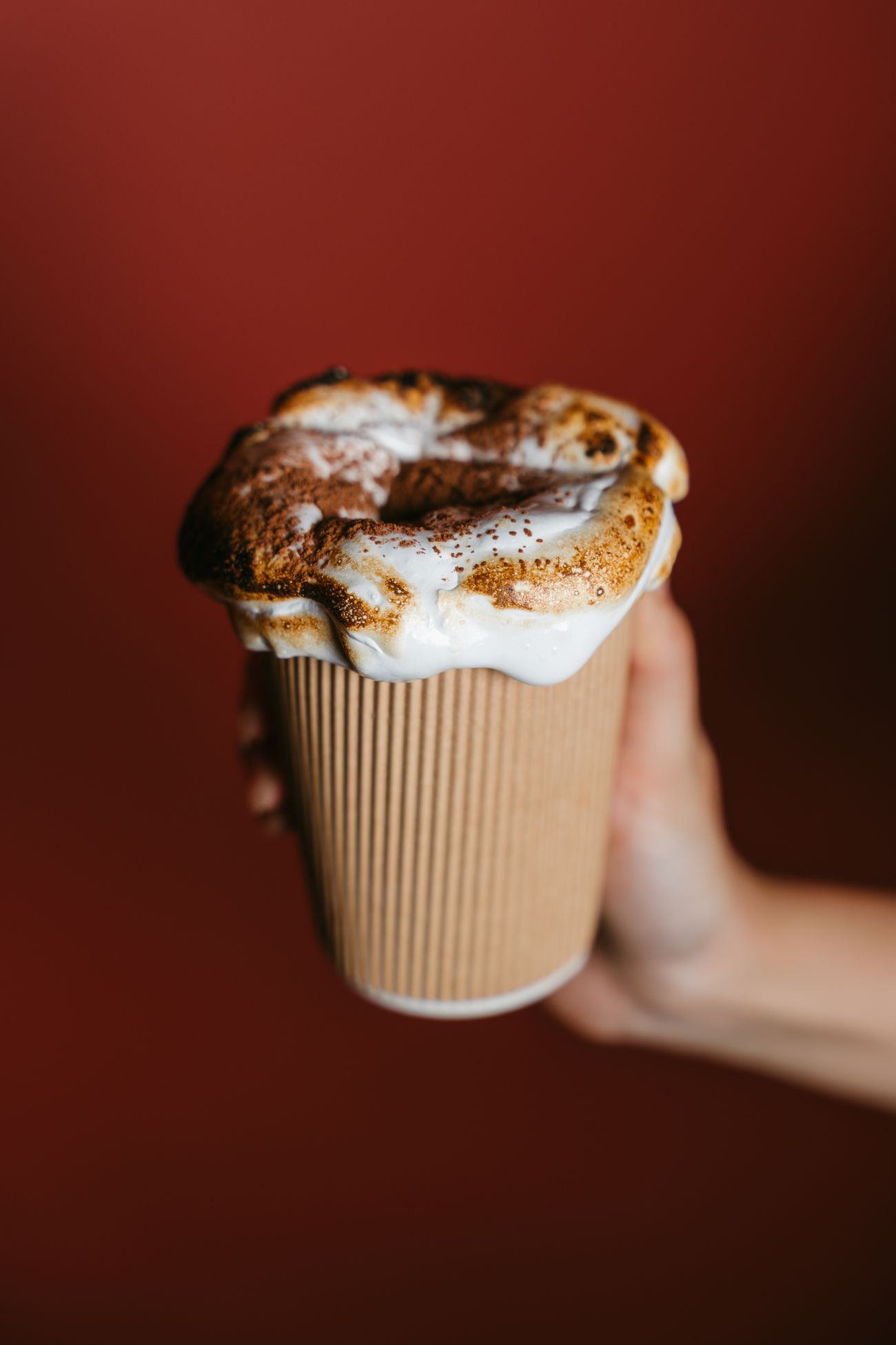 An iced gula coffee on a wooden tray
